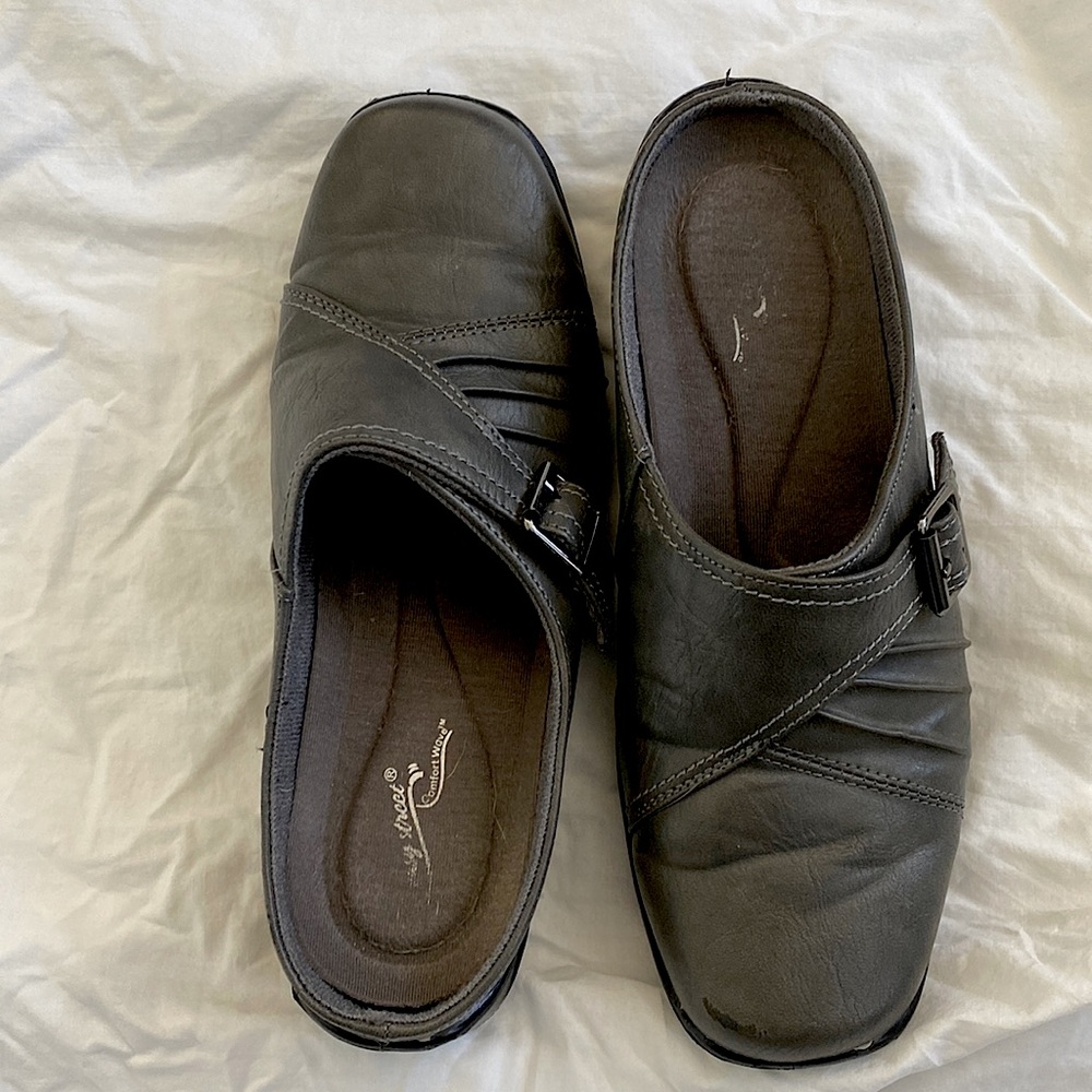 Women comfortable slip on shoes